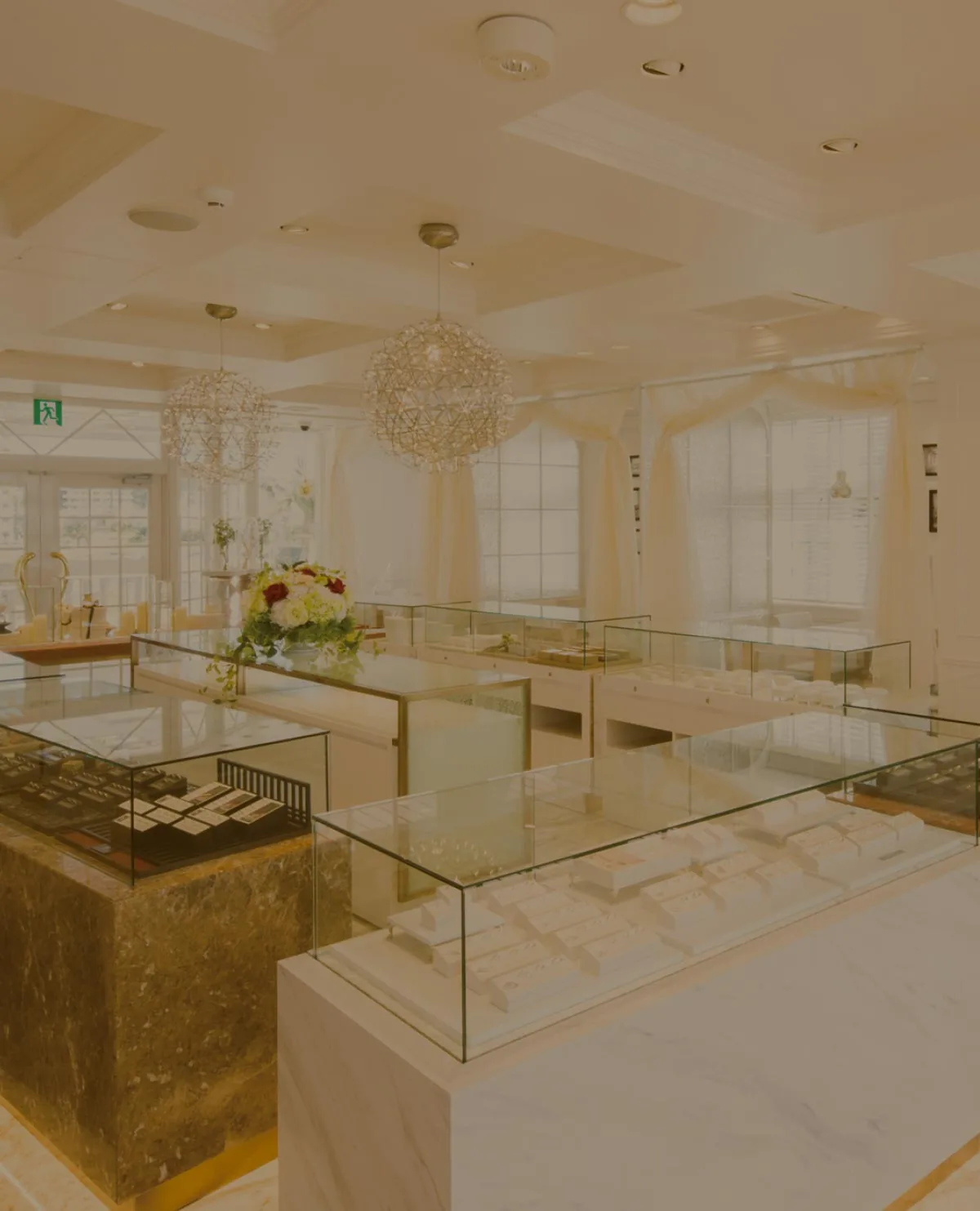 PRIMA PORTAの取扱店舗で指輪を選ぶイメージ